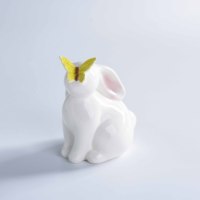 Günstige Fabrik-Keramikfiguren: Hase und Kaninchen mit Schmetterling, Frühlings- und Oster-Deko, Tischzubehör, Dekorative Objekte
