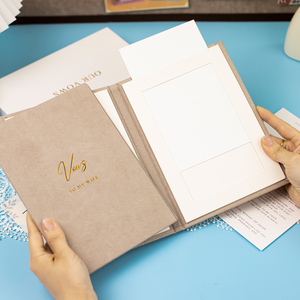 Premium Maßgefertigtes Wildleder-Ehegelübde-Buch Komplettes Geschenkbox-Set mit Individuellem Logo-Druck und Fotoschlitz Hochzeits-Erinnerungsbuch für Paare - Product Image 3