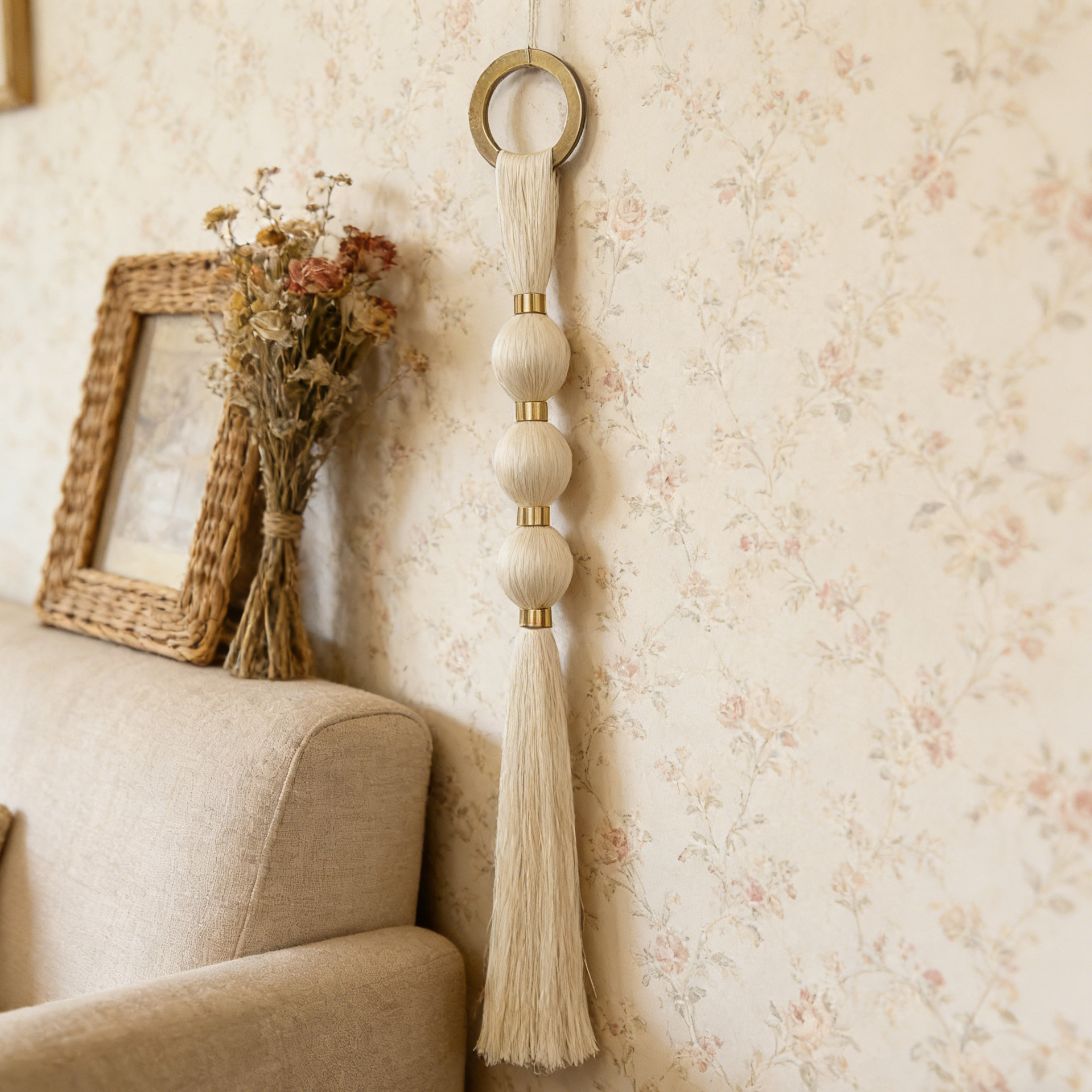 Factory Direct Ivory Macramé Tassel Wall Hanging Gold Accents Bulk Supply for Hotel Guesthouse Interior Decor · image 3