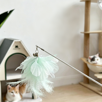 Jouet interactif pour chat, baguette d'entraînement anti-ennui avec plumes et clochette, recharge durable pour chaton d'intérieur