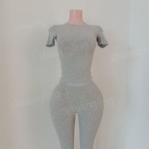 מידות גדולות לוגו מותאם אישית ללבוש טרקלין נשים סטים שני חלקים חותלות מצולעות כותנה וסטים של בגדי טרקלין קרופ טופ לנשים - Product Image 3