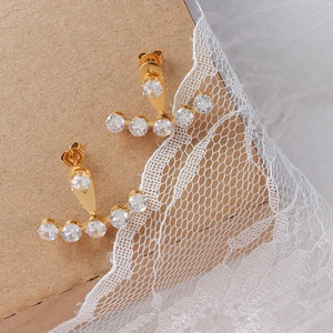 ต่างหูแฟชั่นปี 2025 ชุบทอง 18K ดีไซน์สามรู ปรับขนาดได้ ประดับเพชรซิร์โคเนีย ต่างหูสแตนเลส ขายส่ง - Product Image 2