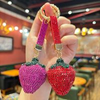 Porte-clés fraise en strass imitation fruit mignon avec chaîne griffe, élégant breloque de sac, petit cadeau pour clé de voiture et sac à main, vente en gros