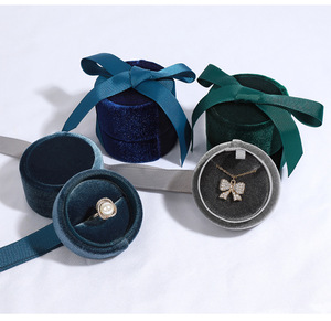 Boîte à bijoux de luxe avec ruban, pendentif papillon, organisateur de bagues, boîte à bijoux ronde en velours - Product Image 6