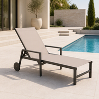 Chaise longue d'extérieur avec accoudoirs, dossier réglable, assise en maille, roues et structure métallique pour piscine et patio