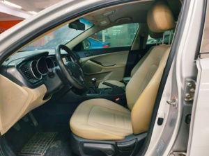 Berlina <span class=keywords><strong>Sportiva</strong></span> Coreana Usata: <span class=keywords><strong>Kia</strong></span> K5 GL Manuale del 2012, Motore 2.0L, Stile Accattivante e Guida Coinvolgente - Product Image 5