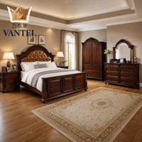 Ensemble de meubles de chambre classique pour villa : lit en bois sur mesure, armoire, coiffeuse et chaise pour projets de villas de luxe