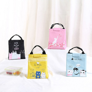Bolsa Bento con diseño de gato de dibujos animados, bolsa de almuerzo aislada con paquete de hielo para viajar y transportar, colores azul, amarillo, rosa y negro - Product Image 1