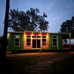 Casa Prefabricada Moderna de Diseño Rústico en Madera con Exterior Verde e Iluminación Cálida, Espacio de Vida al Aire Libre + Envío Gratuito - Product Image 1