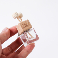 Désodorisant suspendu de voiture vide de luxe Clip d'évent 10ml Diffuseur de verre Bouteilles de parfum de parfums de voiture avec bouchon carré en bois