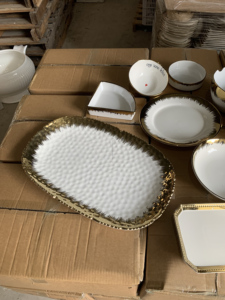 <span class=keywords><strong>Vaisselle</strong></span> en céramique blanche avec bord doré, bols et assiettes de formes variées, prix direct usine JIUWANG, vendu par carton - Product Image 6
