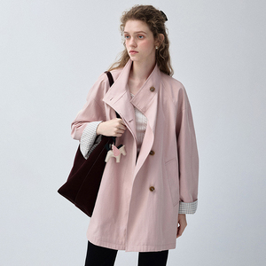 Chaqueta corta cortavientos rosa empolvado para mujer VEGA CHANG con cuello alto, puños en contraste, <span class=keywords><strong>botones</strong></span> grandes <span class=keywords><strong>de</strong></span> <span class=keywords><strong>madera</strong></span> y manga raglán holgada. - Product Image 1