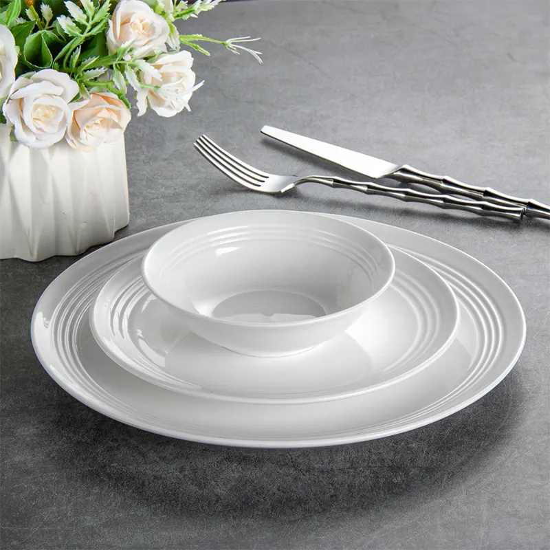 Conjunto de pratos e tigelas de cerâmica branca clássica para jantar, conjunto de pratos de jantar em porcelana com borda em relevo para hotel e restaurante