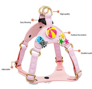 Fabricant de marque privée personnalisée en cuir synthétique couleur unie gilet de poitrine pour chat harnais pour chien avec breloques - Product Image 2