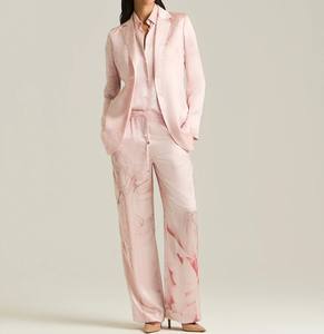 Traje de seda rosa antiarrugas con cuello en V y estampado floral para mujer, conjunto de traje y blazer para mujer - Product Image 2