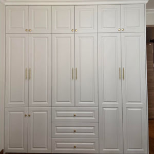 Armario Clásico Blanco con Amplio Espacio de Almacenamiento, Construcción de Madera Maciza para la Organización del Dormitorio del Hogar - Product Image 1