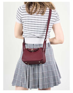 กระเป๋าสะพายข้างผู้หญิงสไตล์วินเทจสุดชิค ดีไซน์มินิมอลและใช้งานได้หลากหลาย ทำจากหนังวัวแท้คุณภาพสูง เหมาะสำหรับฤดูร้อนและฤดูใบไม้ผลิ - Product Image 3