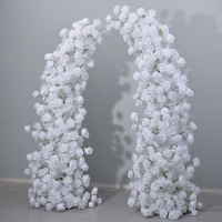 Nouvelle arche de fleurs artificielles en forme de corne de rose blanc pur pour la décoration de la scène de mariage.