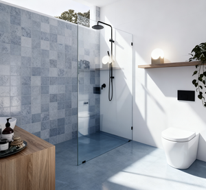 מחיצת מקלחת מודרנית ללא מסגרת, זכוכית מחוסמת, מוט תמיכה נשלף, עיצוב עמיד למים, לדירת אמבטיה, שחור/זהב - Product Image 1