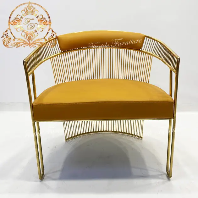 Poltrona da salotto in metallo dorato con schienale alto sedia da accento arancione per il tempo libero