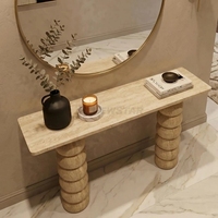 Table console moderne en travertin avec plateau rectangulaire minimaliste et base robuste pour la décoration du couloir et du salon