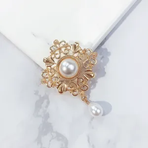 Broche en alliage plaqué or imitation perle à motif géométrique vintage de style rétro européen américain, unisexe, cadeau de mariage ou de fête - Product Image 5