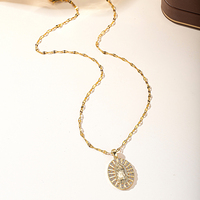 Collar con colgante de moneda ovalada clásica en tono dorado con halo de circonitas redondas y engaste pavé, estilo religioso, ideal para regalo de fiesta