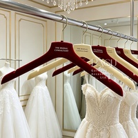Cintres de rangement multifonctionnels en velours rouge luxueux avec logo personnalisé pour armoires, hôtels, magasins de mariage, etc.