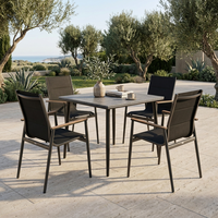 Table de repas d'extérieur moderne avec plateau WPC, structure carrée en fer, design démontable, 4 places, imperméable pour parc et jardin