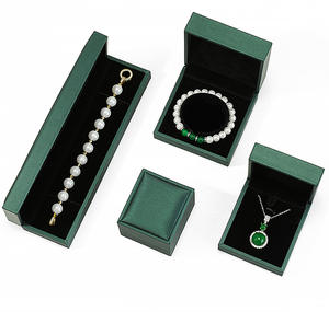 Boîte à collier rectangulaire de luxe brossée avec doublure en velours, personnalisable pour l'affichage et le rangement de bijoux - Product Image 2