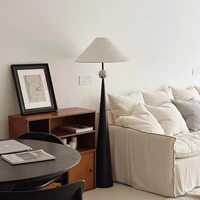 Lampe de sol vintage moderne simple et luxueuse pour salon, design artistique haut de gamme, taille moyenne, finition blanche/noire, garantie de 3 ans