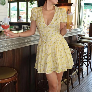 Mini abito plissettato Casual alla moda personalizzato per donna motivo floreale profondo scollo a V tessuto traspirante adatto per le gite di vacanza - Product Image 1