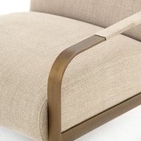 Fauteuil individuel moderne et minimaliste en tissu beige, chaise design avec structure en laiton pour salons de luxe et projets de villas