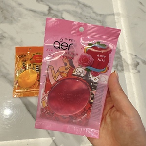 Diffuseur de parfum suspendu Super Aer Rose Kiss pour voiture et intérieur, longue durée, en plastique - Product Image 1