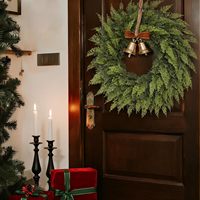 LLA 24" Karangan Bunga Natal Cedar Real Touch, Karangan Bunga Cedar Buatan, Karangan Bunga Jarum Pinus Hijau Imitasi untuk Pintu Depan Rumah, Dekorasi Natal