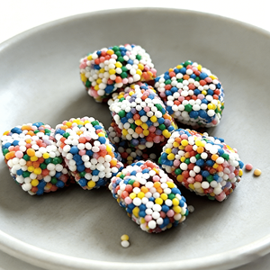 Heetverkopende op maat gemaakte OEM Halal <span class=keywords><strong>gummy</strong></span> cubes, kauwbaar fruit-smaak snoep met gekleurde korrels - Product Image 5