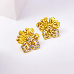 Conjunto de joyería de acero inoxidable con flores de alta calidad a prueba de agua, pendientes de diseño personalizados huecos dorados - Product Image 3