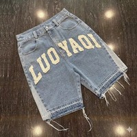 Shorts en jean cargo pour hommes, style streetwear et hip-hop, avec logo brodé personnalisé, bords bruts et effet vieilli, fabriqués par un fabricant de patchs brodés.