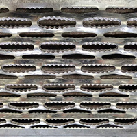 Grille de sécurité antidérapante en aluminium au design moderne pour passerelles, marches d'escalier métalliques et revêtements de toiture et de sol, durable