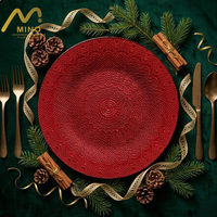 Assiettes de présentation vintage rouges en verre, gaufrées et perlées, vente en gros pour mariages, événements, banquets et Noël