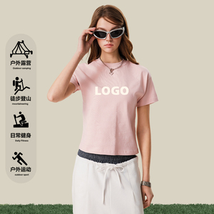 เสื้อยืดครอปสั้นผู้หญิง พิมพ์ลายโลโก้ ลำลอง เรียบง่าย ผ้าเจอร์ซีย์คอตตอนเนื้อหนัก 255 กรัม คอกลม ดีไซน์ด้านหน้า - Product Image 1