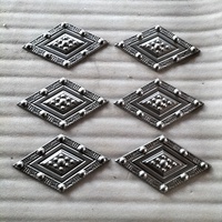 Accessoires et pièces contemporains pour portails de balcon et de jardin en acier moulé, fer forgé et motifs floraux en fer de Chine