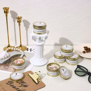 Bougie parfumée de luxe en boîte dorée avec cire de soja et fleurs séchées pour des cadeaux artisanaux haut de gamme - Product Image 3