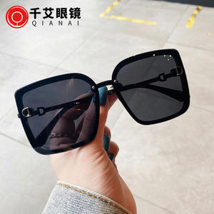 Gafas de Sol Polarizadas para Mujer Qianai, Montura Roja, Lentes Marrones, Protección UV400, Estilo Cuadrilateral, Moda Urbana - Product Image 3