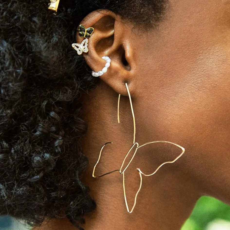 Amazon ขายร้อนโอ้อวดต่างหูผีเสื้อที่เรียบง่ายกลวงต่างหูเงินชุบทองต่างหูเครื่องประดับสแตนเลส