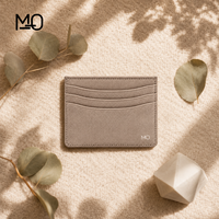 Porte-cartes en cuir fin beige avec trois fentes incurvées et aspect cuir texturé pour vente en gros sous marque privée OEM