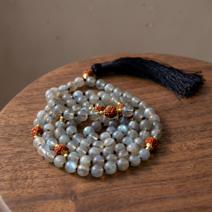 Collier Mala en Labradorite Personnalisé avec 108 Perles, Accents Rudraksha et Pompon Noir pour la Méditation (Vente en Gros) - Product Image 1