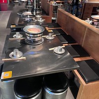 Ensemble de meubles de bar Logo personnalisé Tables de barbecue coréennes Tables et chaises en fer à huile Ensemble de tables à manger baril de meubles de restaurant