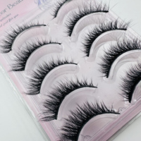 Les artistes en cosmétiques sur le marché nordique ajustent d'abord la forme des yeux et appliquent des faux cils pour agrandir les yeux.