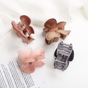 Pinza de Pelo Grande de Resina con Flor para Mujer y Niña, Pinza de Mariposa de Plástico Mate Esmerilado Mediana, Pinza Hueca con Lazo para Cabello Grueso - Product Image 3